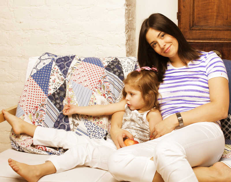 妈妈与女儿在家中沙发上