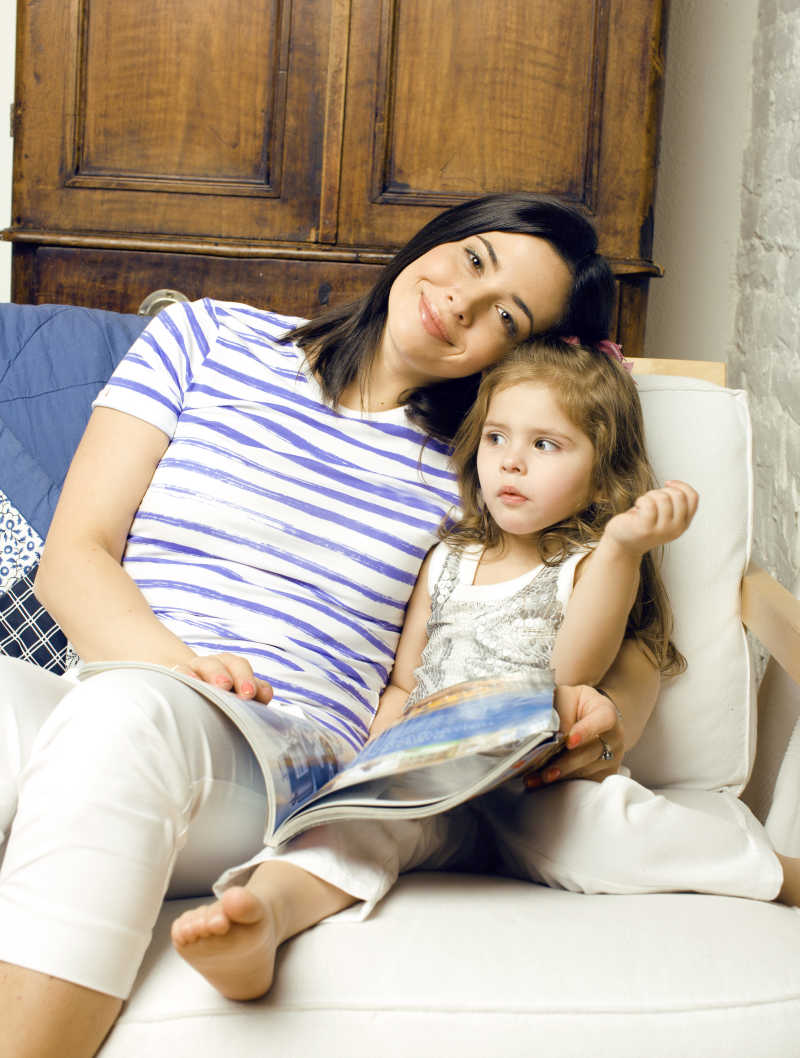 幸福的妈妈戴着女儿在家中