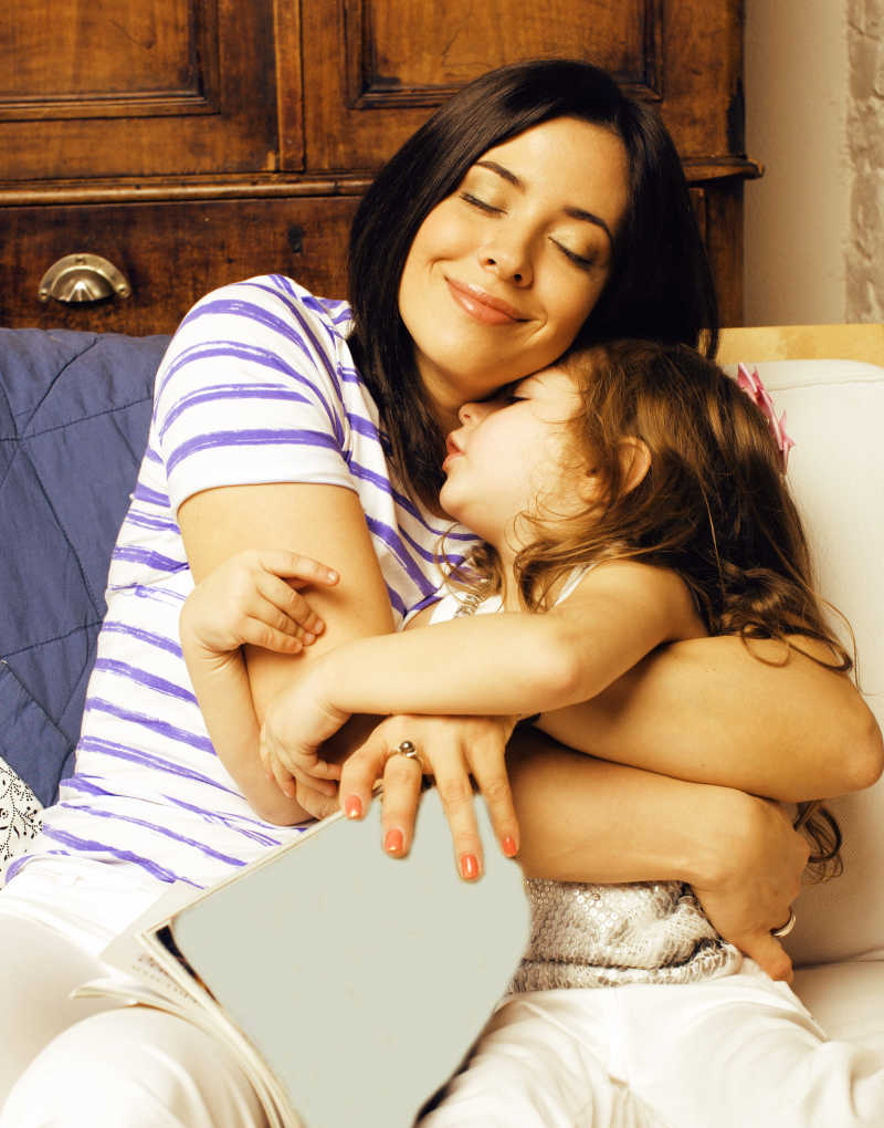 母亲与女儿在家中