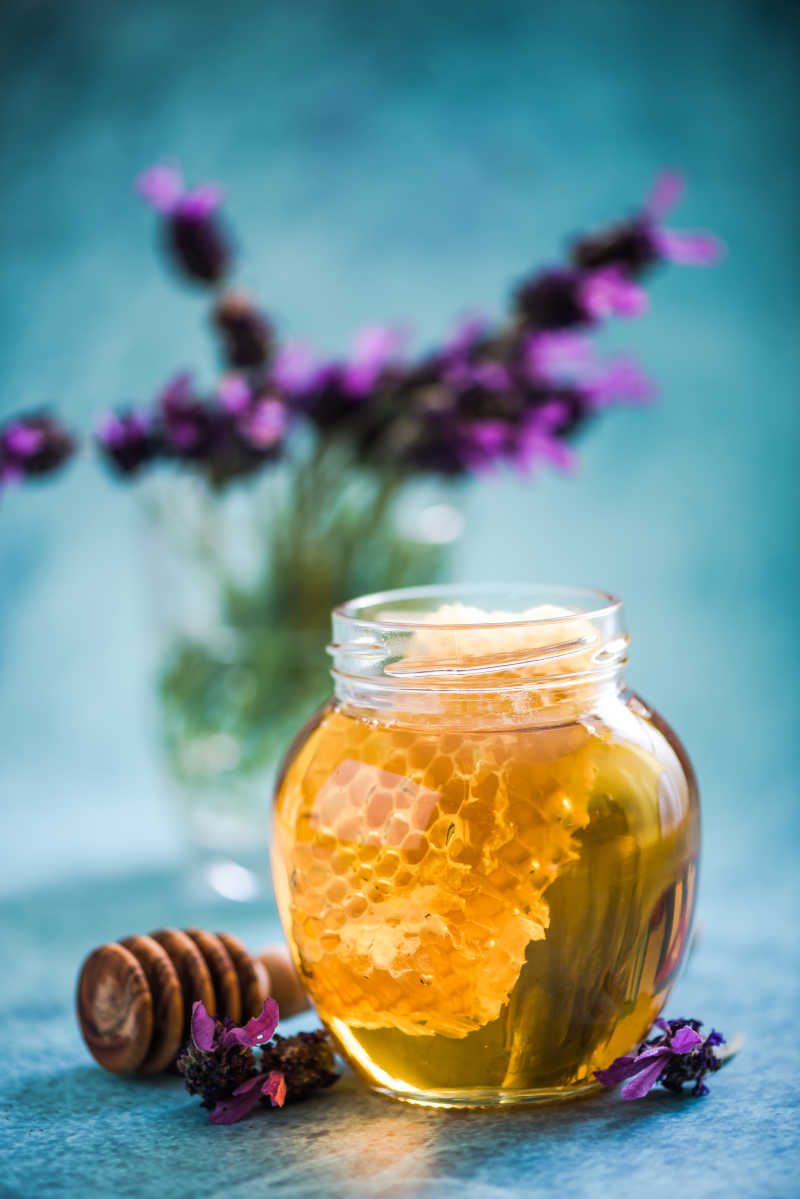蓝色背景下的瓶装蜂蜜