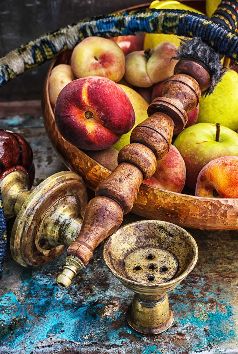 水烟和桃子在木桌上