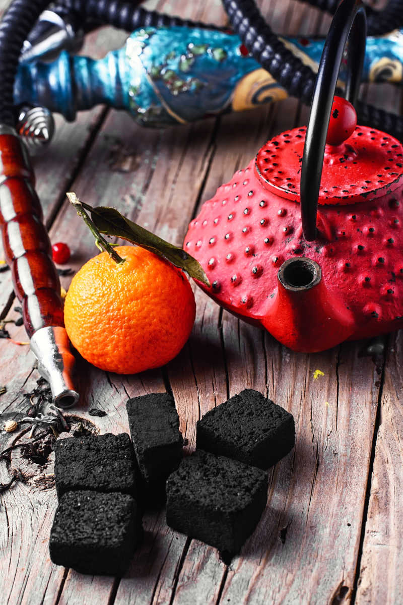 水烟和红色的金属水壶