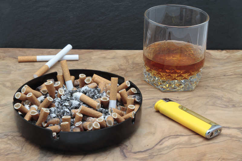 桌子上放烟酒图片图片