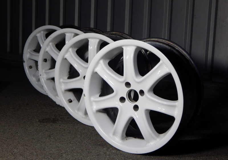 汽车修理车间四辆白色运动轮毂