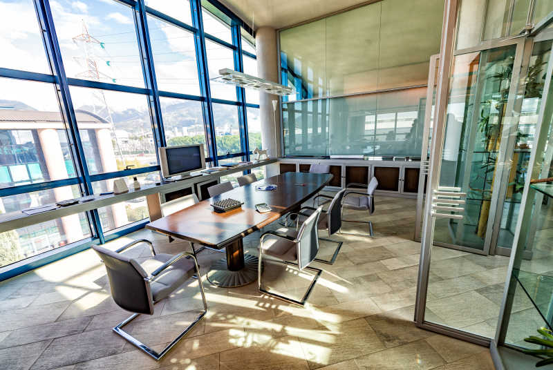 明亮的办公室内部