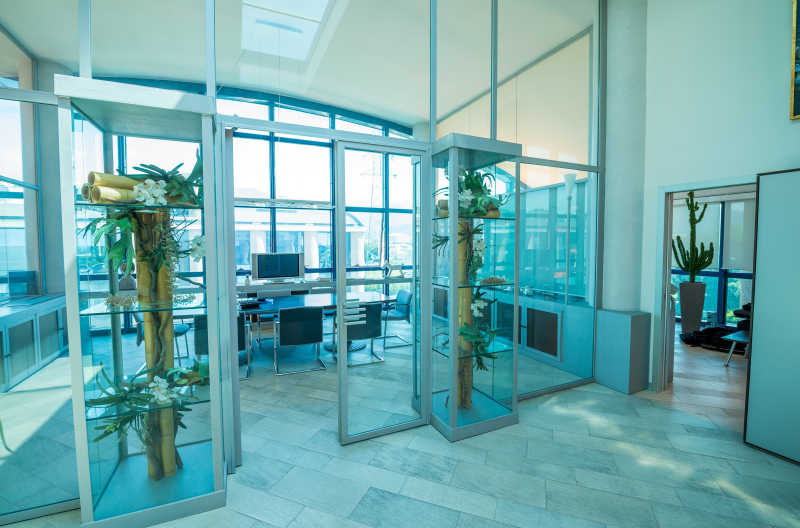 设有玻璃门的办公室内
