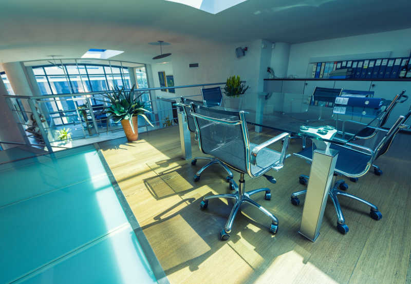 蓝色滤镜的的会议室