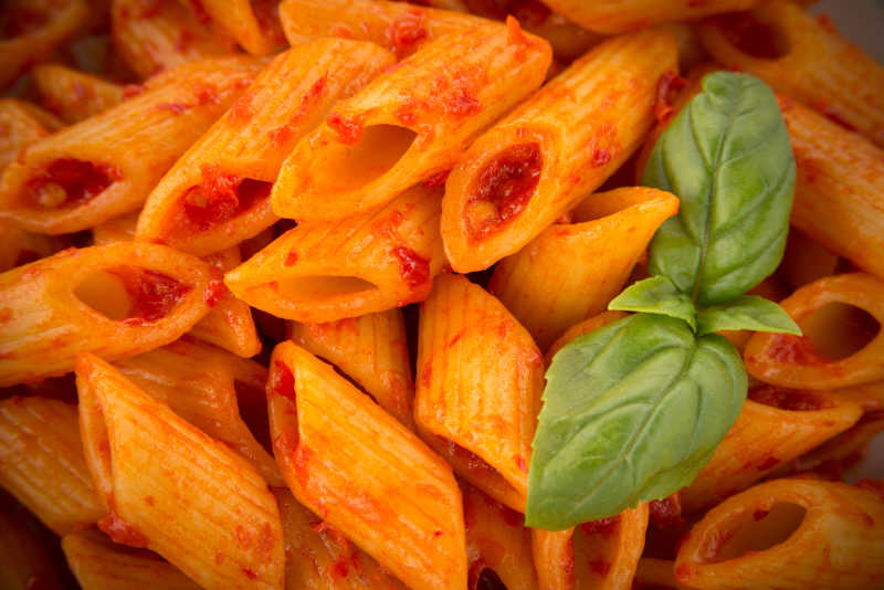 薄荷叶和番茄通心粉