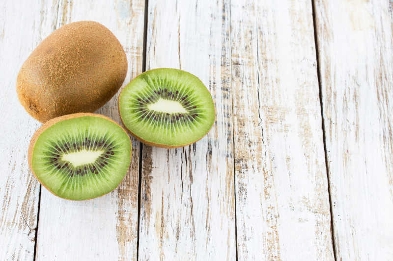 白木桌上的新鲜猕猴桃