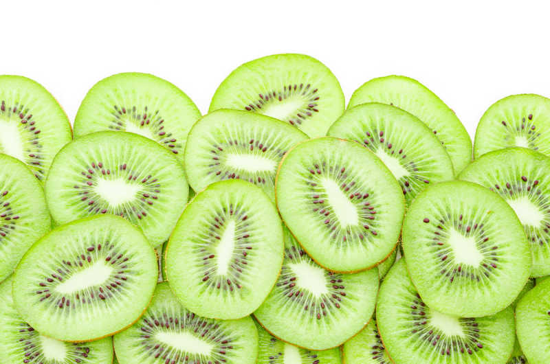 竹篮里的新鲜的猕猴桃