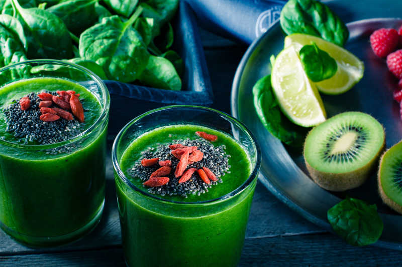 新鲜的绿色冰沙和水果和蔬菜种子和枸杞