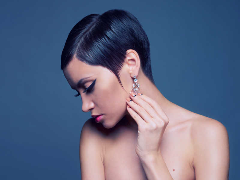 侧着脸摸着耳坠的美女