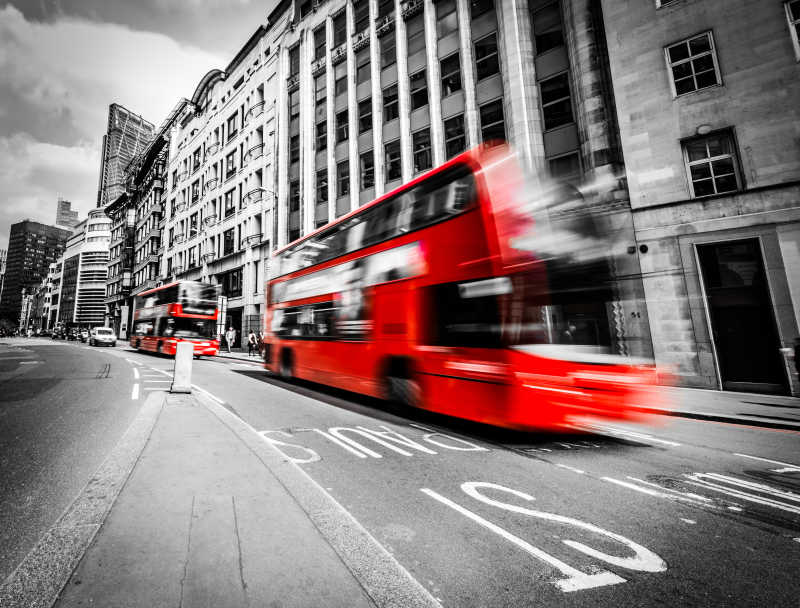 街道上的红色大巴