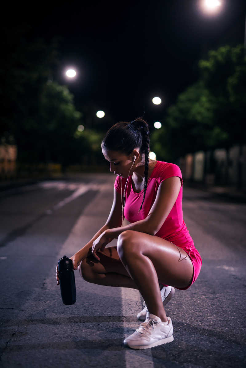 跑步结束补充水分的女孩