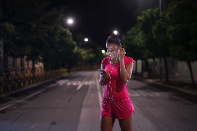 户外听歌的女孩