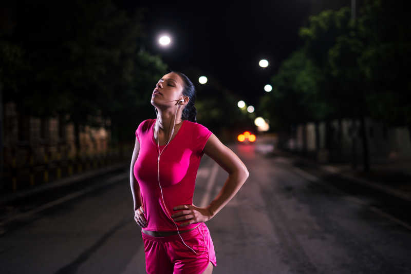 跑步之后进行休息的女孩