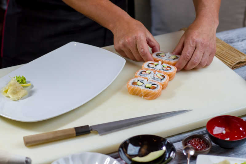 制作三文鱼寿司的厨师