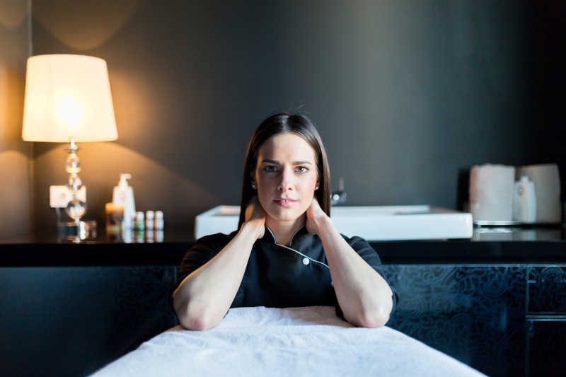 按摩桌上的按摩师