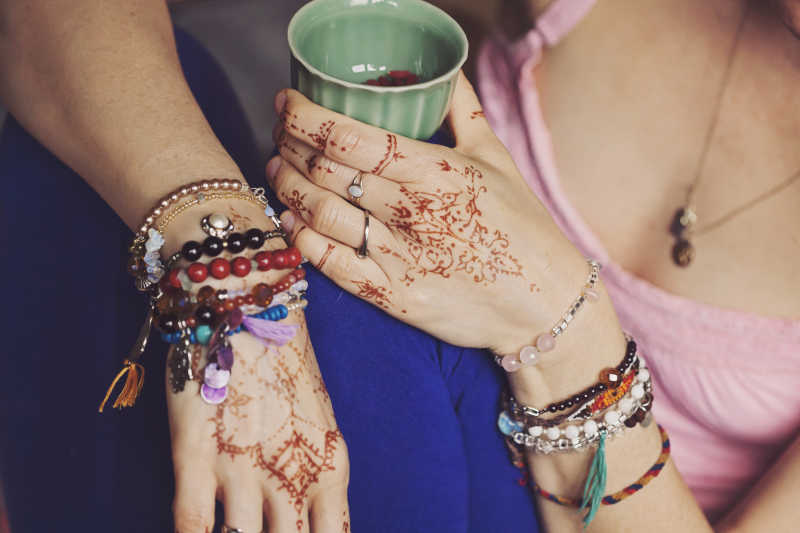 手上画着曼海蒂花纹的女人