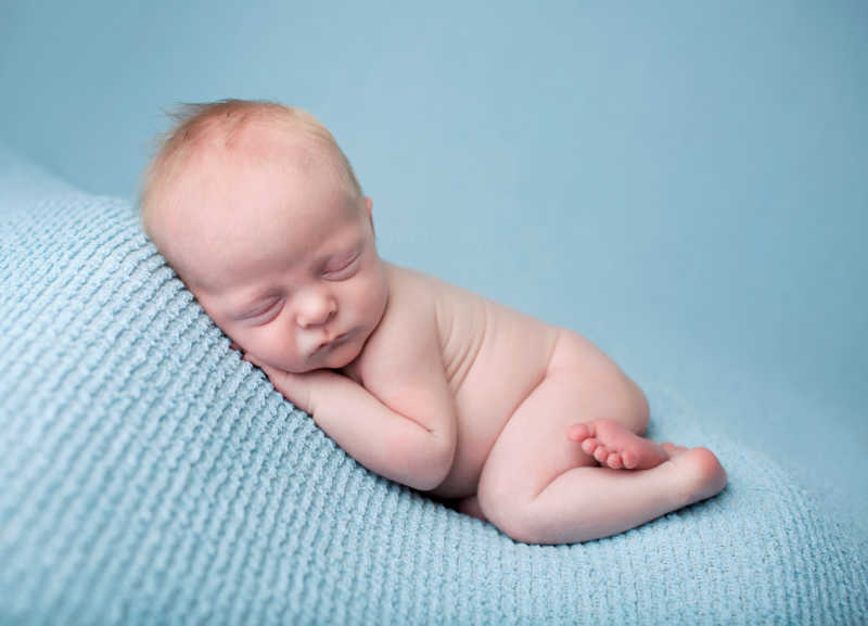 睡在毯子上的婴儿