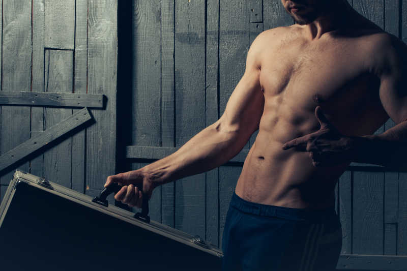 带行李箱的肌肉男