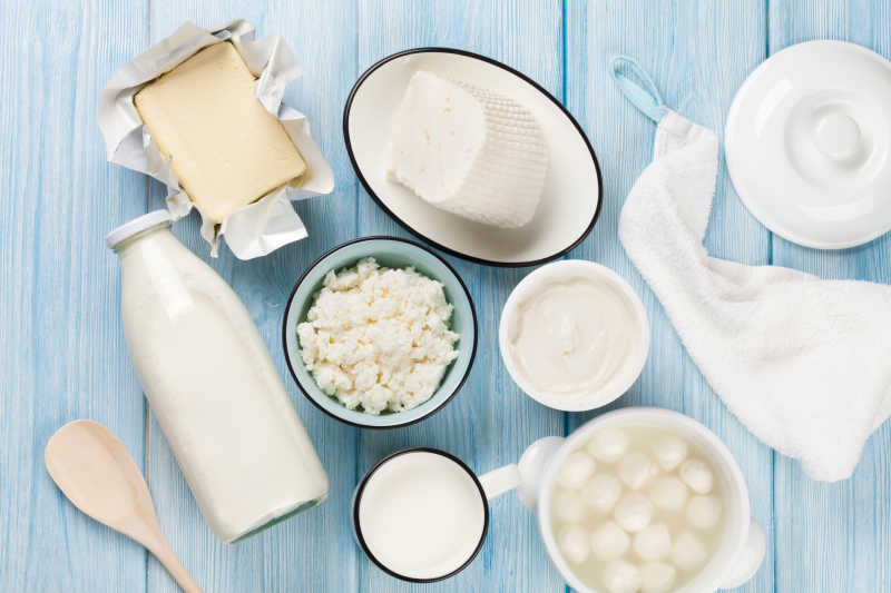 木桌上的乳制品