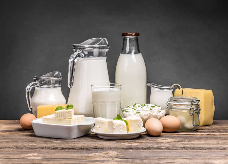 老式木桌上的乳制品