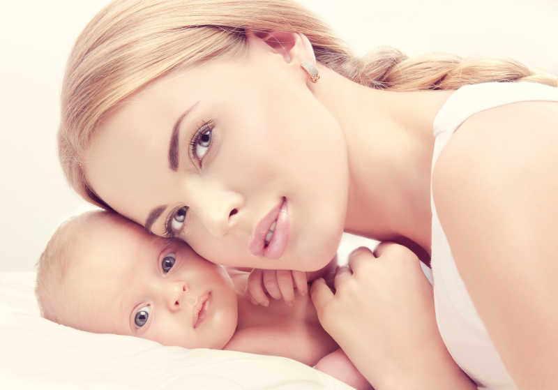 年轻漂亮的母亲和小婴儿