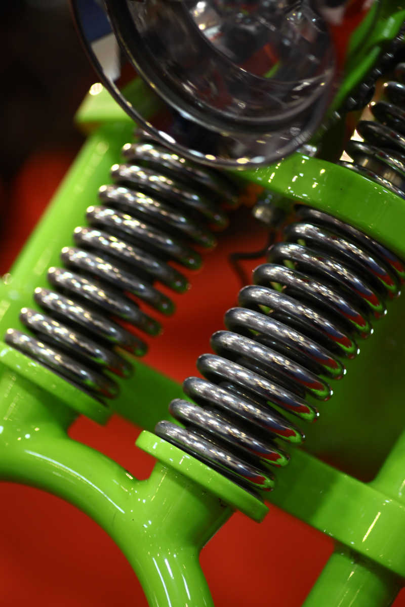 红色背景下绿色摩托车减震零件支架