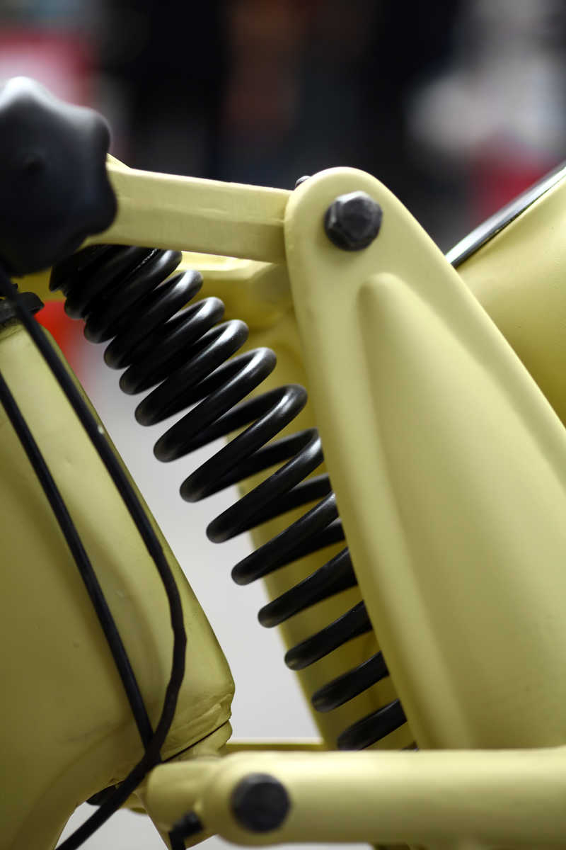 黑色的螺旋状摩托车悬架零件