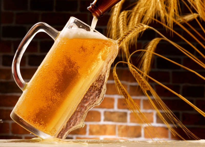 从酒杯里溢出来的啤酒