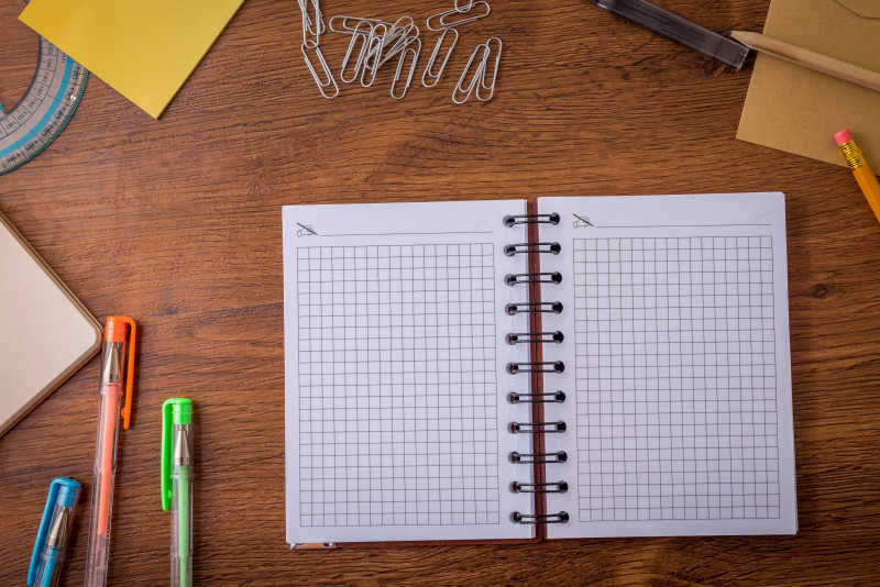 木制板上的学习用品