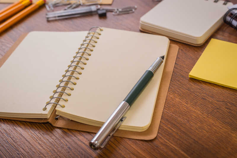 木桌上打开的笔记本