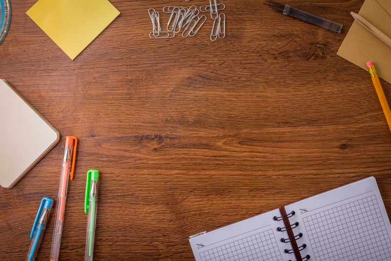 木桌子背景与学校用品