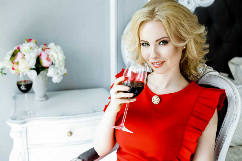 品尝红酒的金发美女