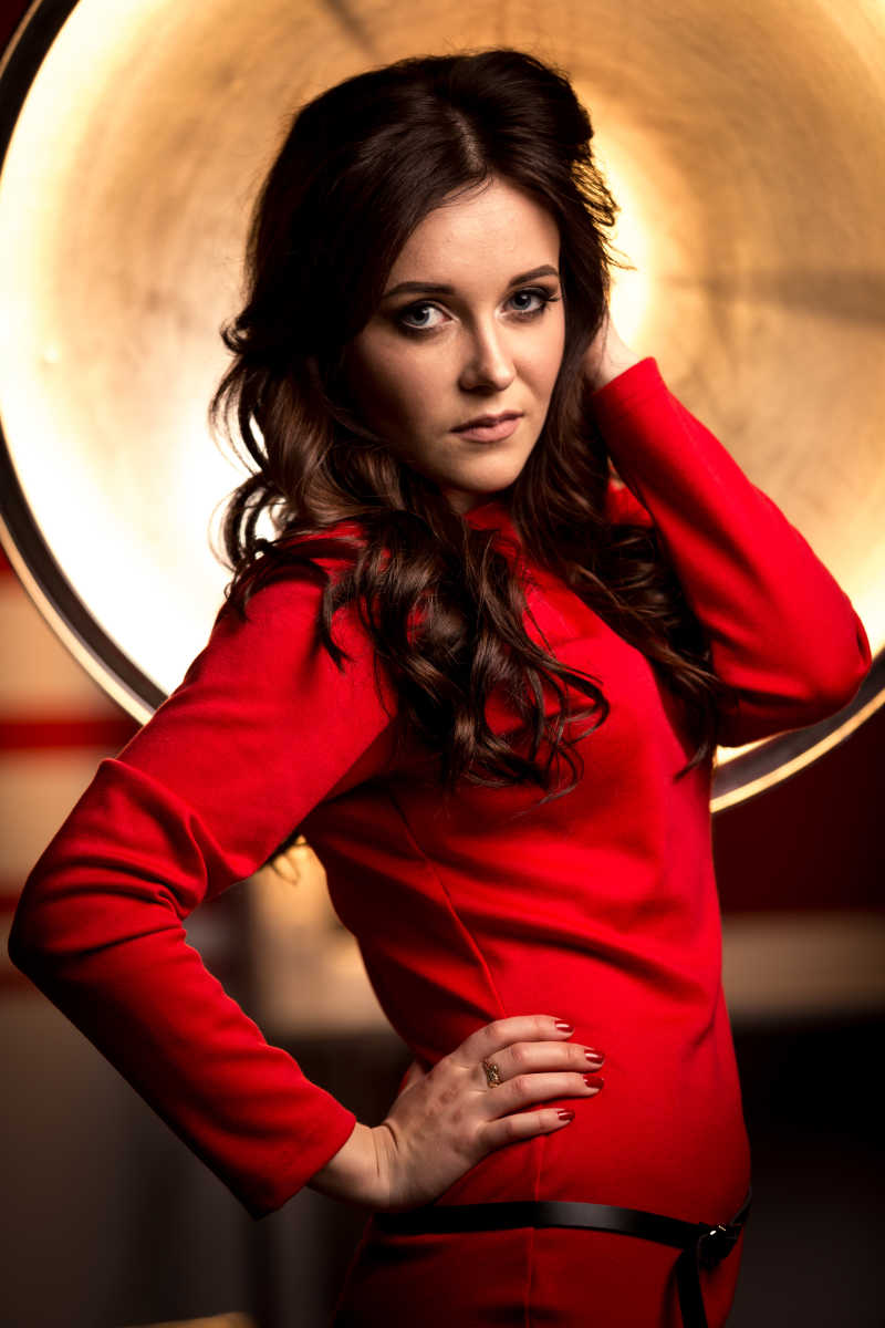 闪光灯前迷人的红裙黑发女人