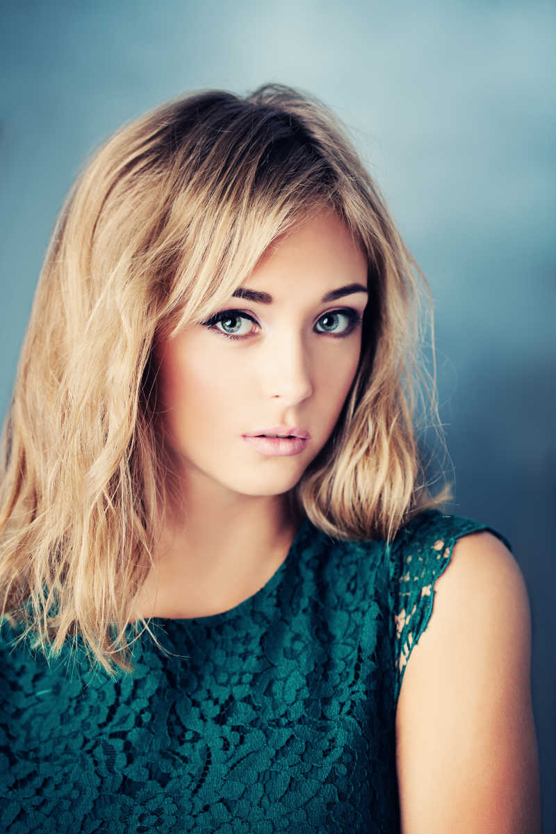 年轻时尚的优雅美女模特