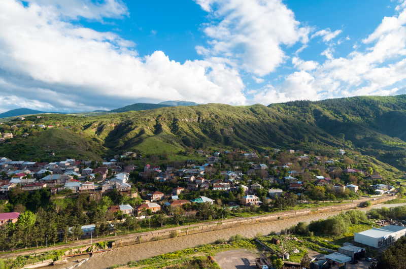 拉巴特城堡附近的小镇