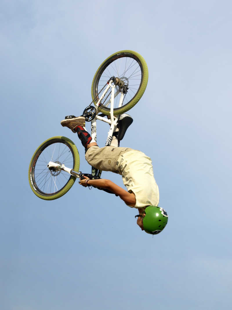 在空中跳跃的戴着头盔的山地骑士