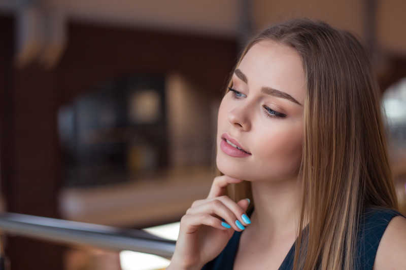 微笑的看着窗外的成功的女商人