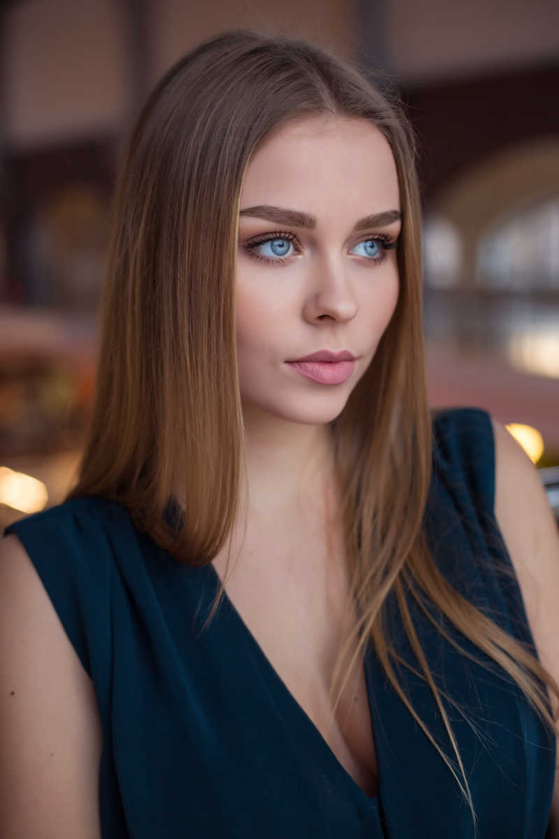 有自信眼神的年轻漂亮的时尚女商人