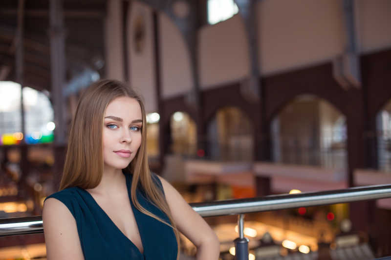 向镜头微笑的年轻自信的女商人