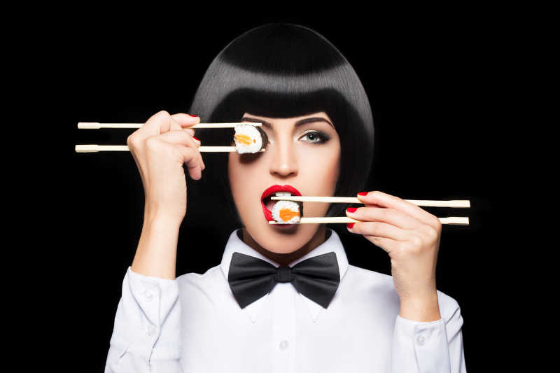 用寿司摆造型的短发女人