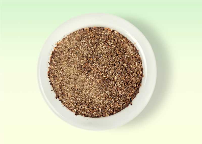 装满香料的盘子