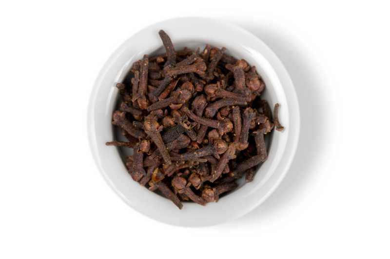 白色背景下装有黑色香料的碗