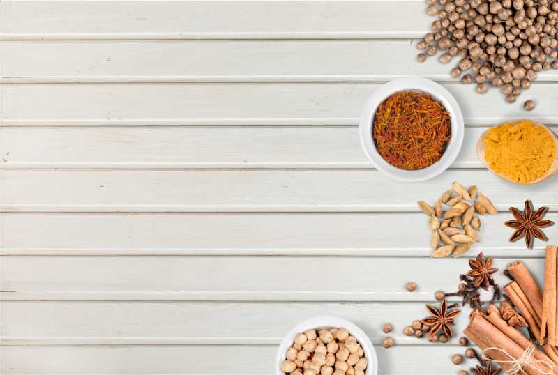 白色背景下丰富多样的烹饪香料