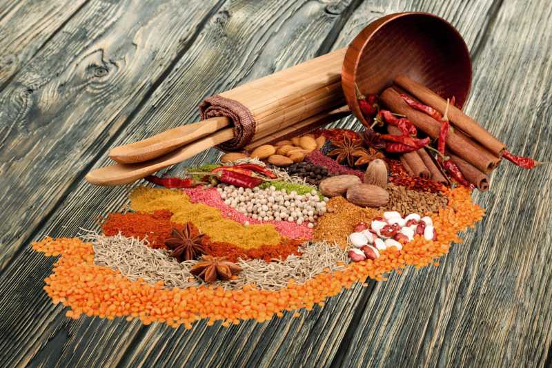 木制桌面上的丰富多样的印度香料