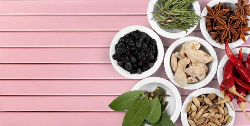 粉色背景下丰富多样的食品调料品