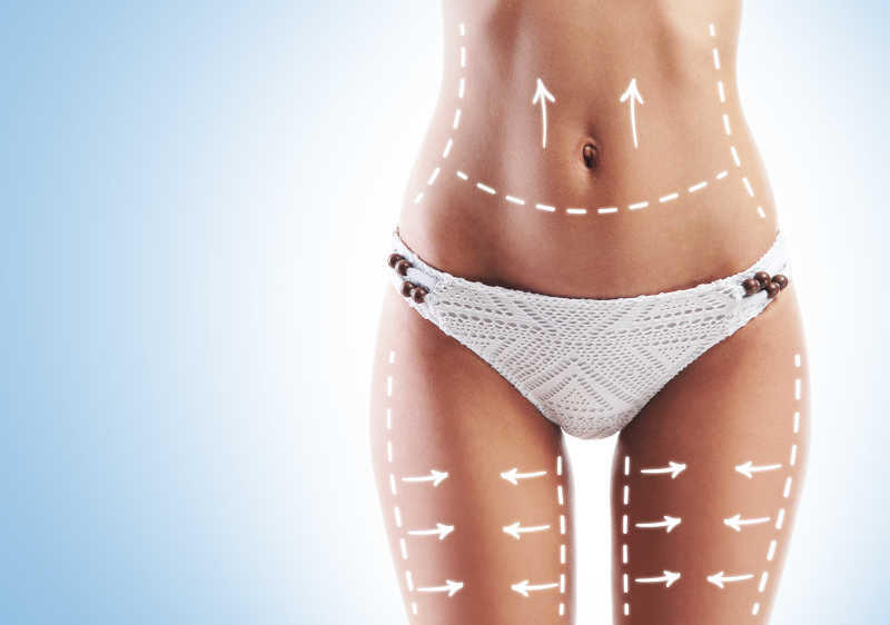 在身上画需要减脂的箭头的女人