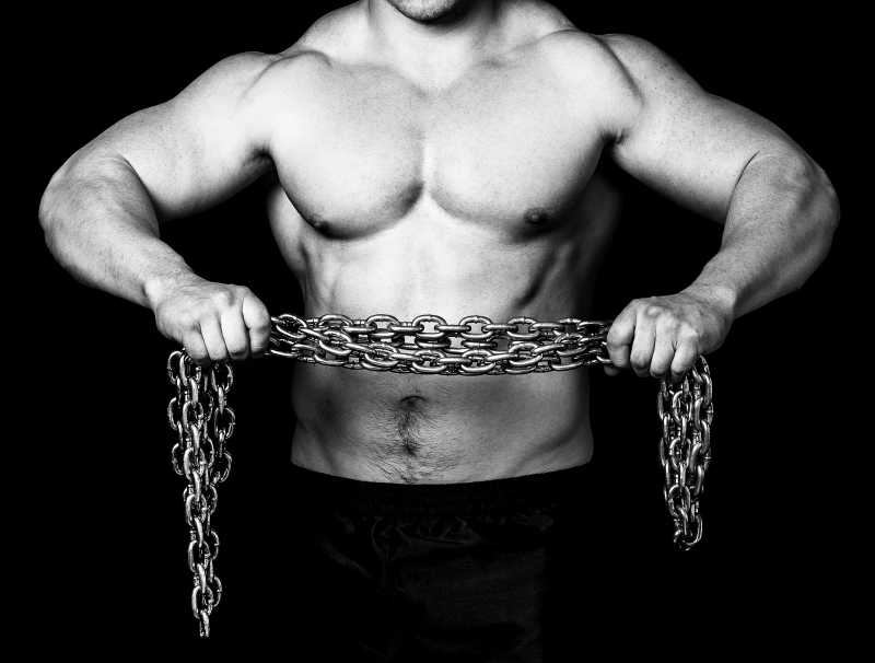 拿着金属铁链的强壮男人